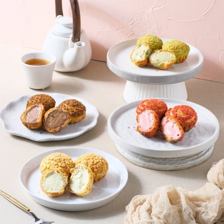 Aneka soes DeliciSoes: vanilla, cokelat, matcha, dan strawberry
